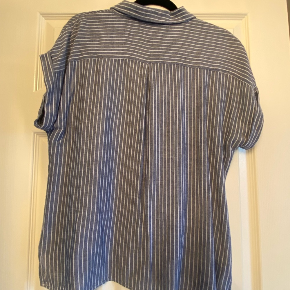 Flowy collared, stripped t-short with cropped sleeves.